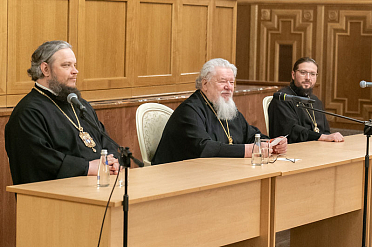 Глава Воронежской митрополии провел традиционную пасхальную встречу с супругами священнослужителей