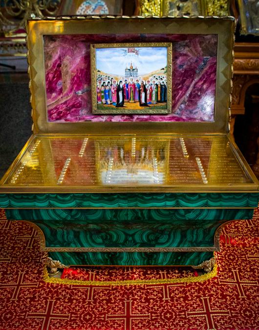 Ковчег с мощами Киево-Печерских святых