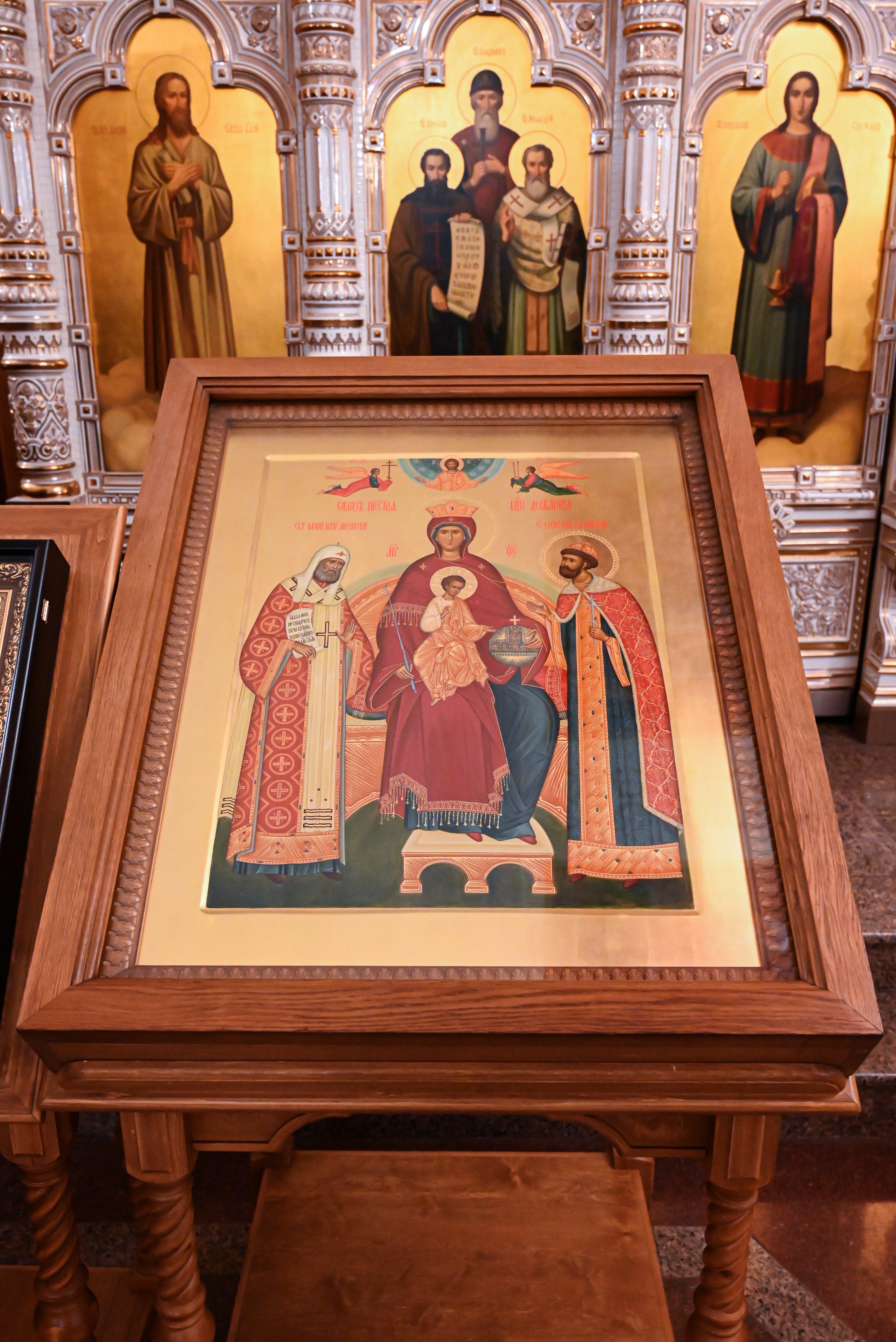 Икона Божией Матери «Державная» со святителем Тихоном и святым страстотерпцем императором Николаем