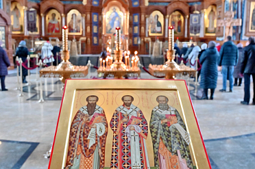 В праздник Трех Святителей в Благовещенском кафедральном соборе совершена Божественная литургия