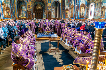 В Великий Четверток митрополит Воронежский и Лискинский Леонтий возглавил служение Божественной литургии