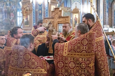 Животворящий символ победы над смертью. О празднике Воздвижения Креста Господня и его важных богослужебных особенностях.