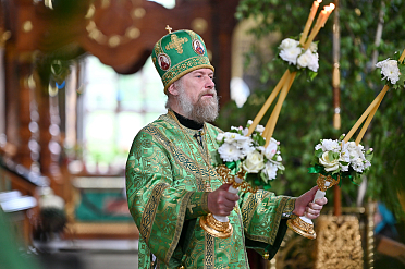 В праздник Пятидесятницы Правящий Архиерей возглавил торжественное богослужение