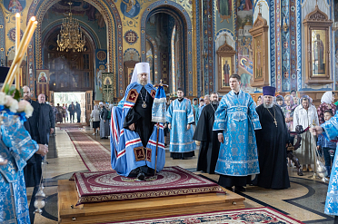 "О дивное чудо! Источник Жизни во гробе полагается, и лествица к Небеси гроб бывает..." 