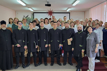 Мужской митрополичий хор поздравил мед . персонал