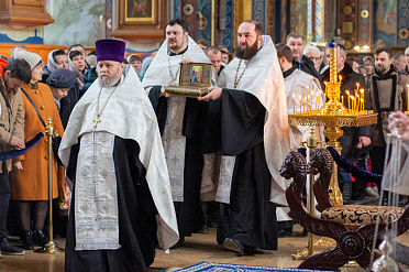 В Благовещенском кафедральном соборе г. Воронежа торжественно встретили ковчег с частью пояса Пресвятой Богородицы