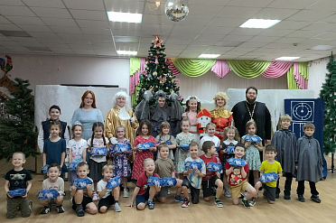 Воскресная школа Благовещенского собора поздравила детский сад №109 с Рождеством Христовым 