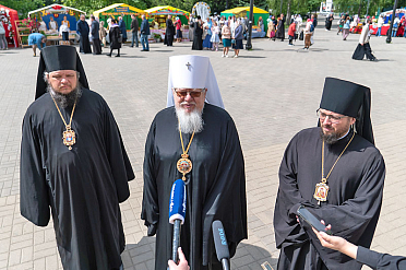 Митрополит Воронежский и Лисикнский Сергий открыл благотворительную пасхальную ярмарку, организованную Женсоветом Воронежской митрополии