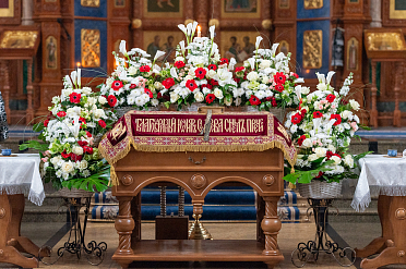 Митрополит Воронежский и Лискинский Леонтий совершил в Благовещенском кафедральном соборе вечерню с чином изнесения Плащаницы Христа Спасителя.