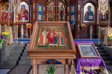 В канун Недели Крестопоклонной митрополит Воронежский и Лискинский Леонтий совершил в Благовещенском кафедральном соборе всенощное бдение с чином изнесения креста.