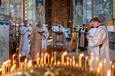 Божественная литургия (верхний храм). Панихида.