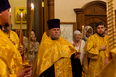 Торжественное богослужение в канун престольного праздника Трехсвятительского храма Благовещенского собора