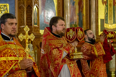 Ночное Богослужение в  память принесения мощей священномученика Петра (Зверева), архиепископа Воронежского