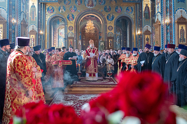 Архипастырь вручил клирикам патриаршие и архиерейские богослужебные награды и обратился со словом пасхального поздравления к священнослужителям и мирянам, пришедшим поздравить своего Архипастыря со Светлым Христовым Воскресением.